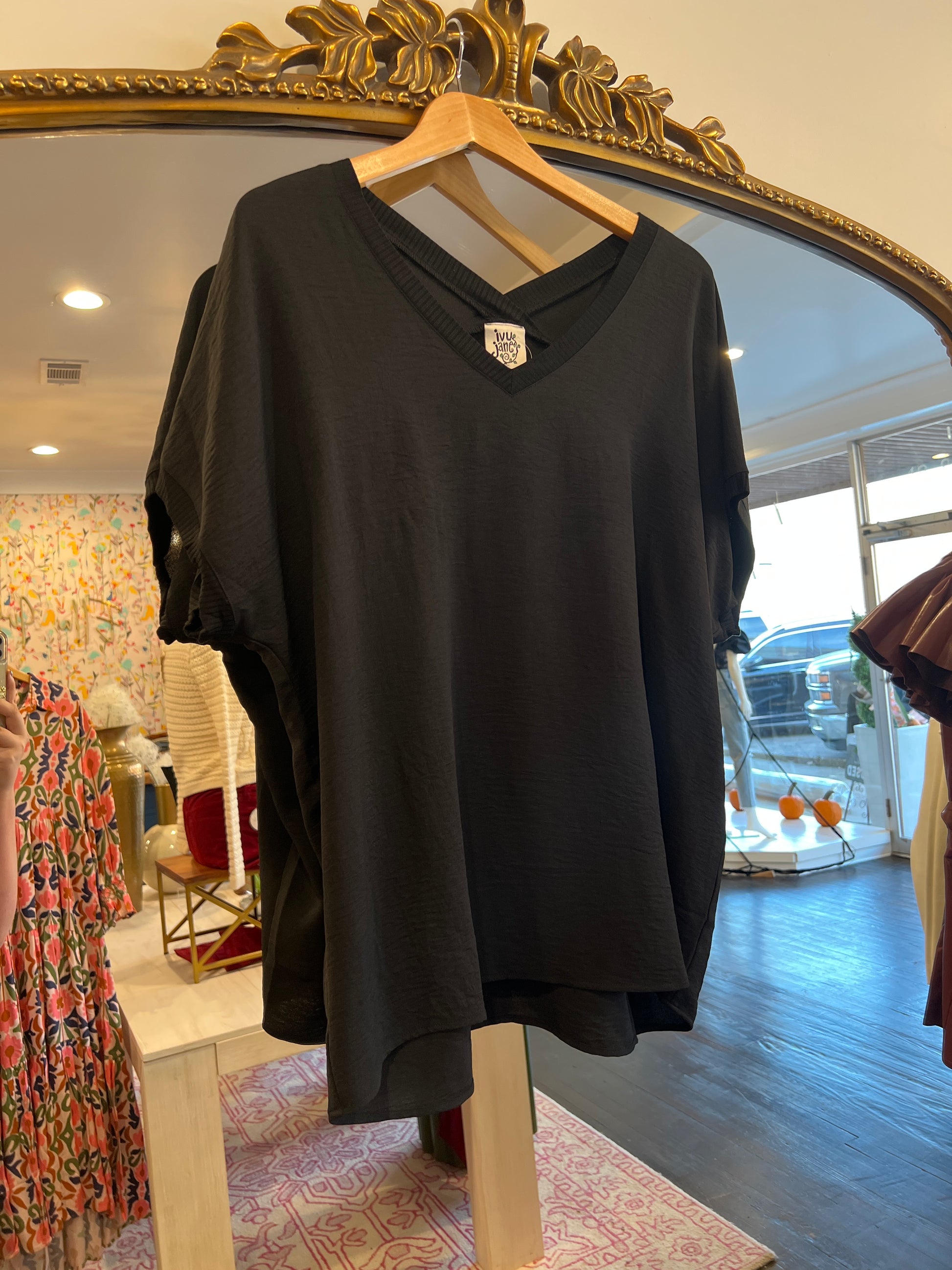 ivy jane v-neck rib trim tee in black