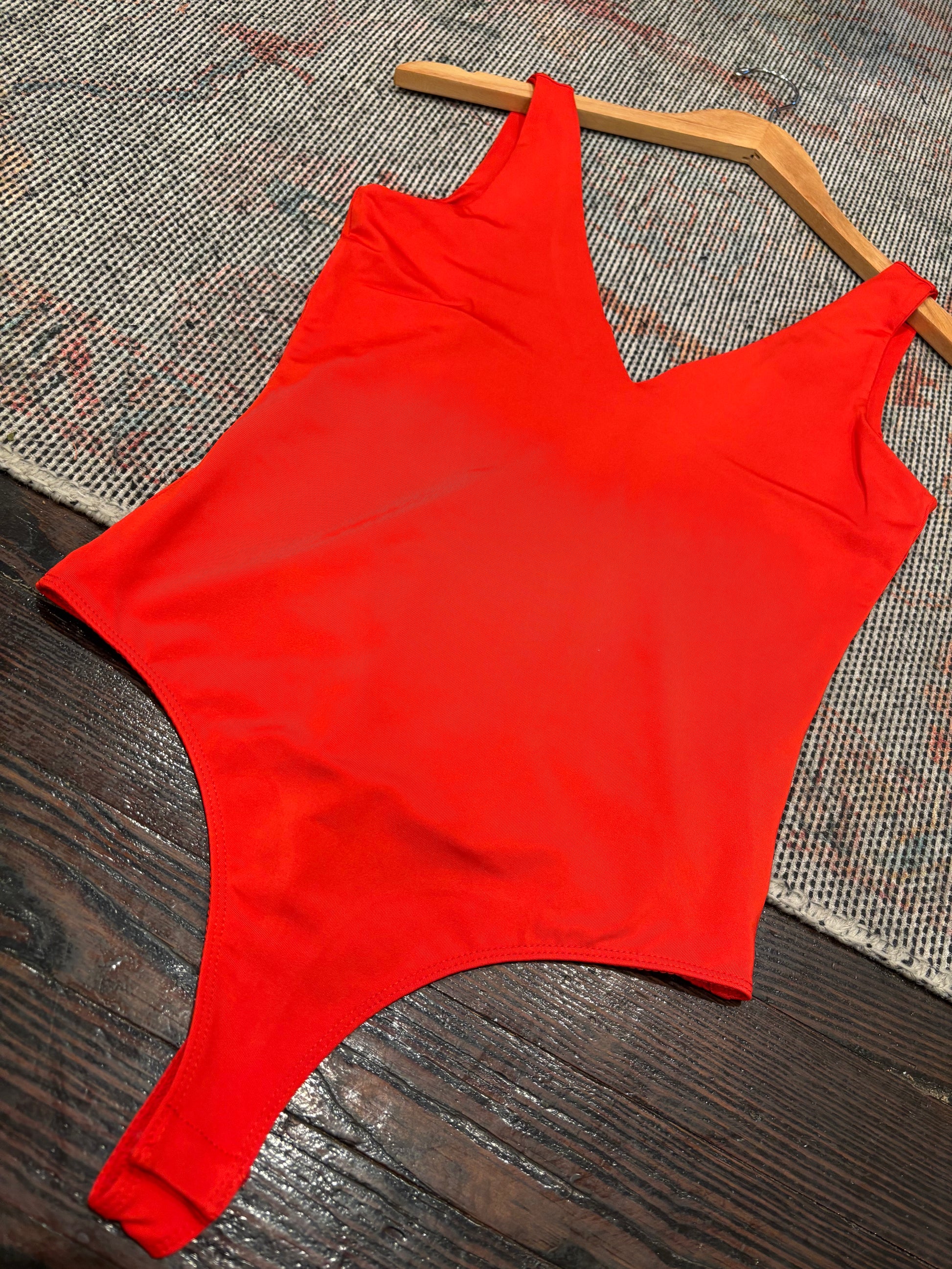 karlie double vneck bodysuit in red