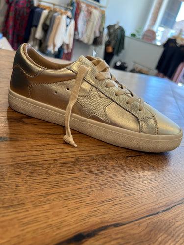 vintage havana fae 4 sneakers in gold pebbled