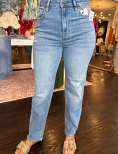 Load image into Gallery viewer, hidden 28&quot; inseam tracey high rise straight jean in medium grind