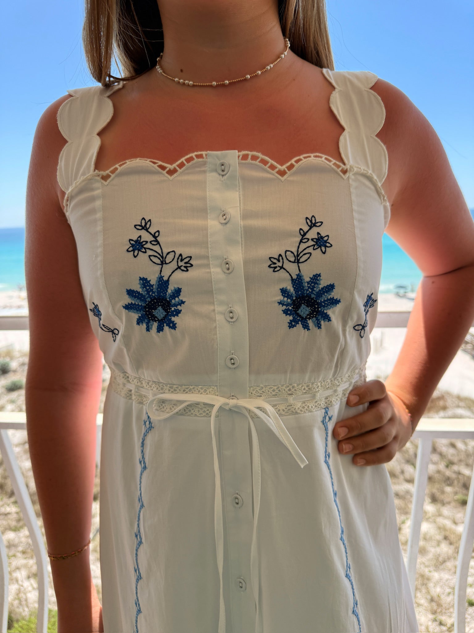 moon river sleveless scalloped trimm embroidered midi dress