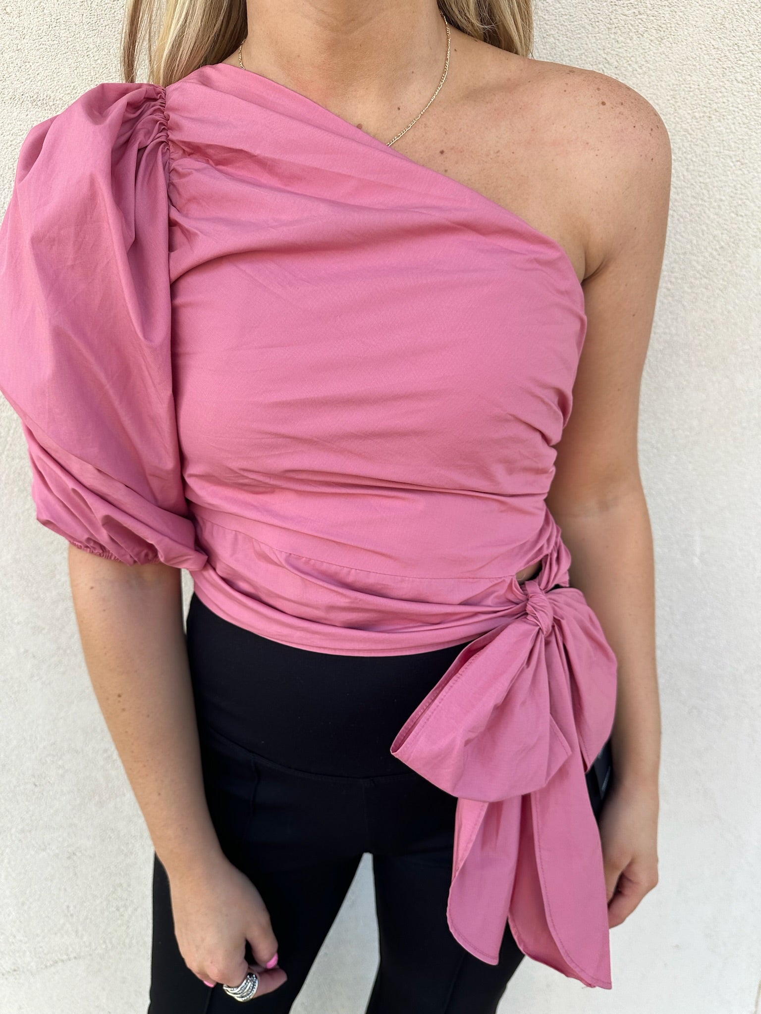 karlie one shoulder knot top in pink