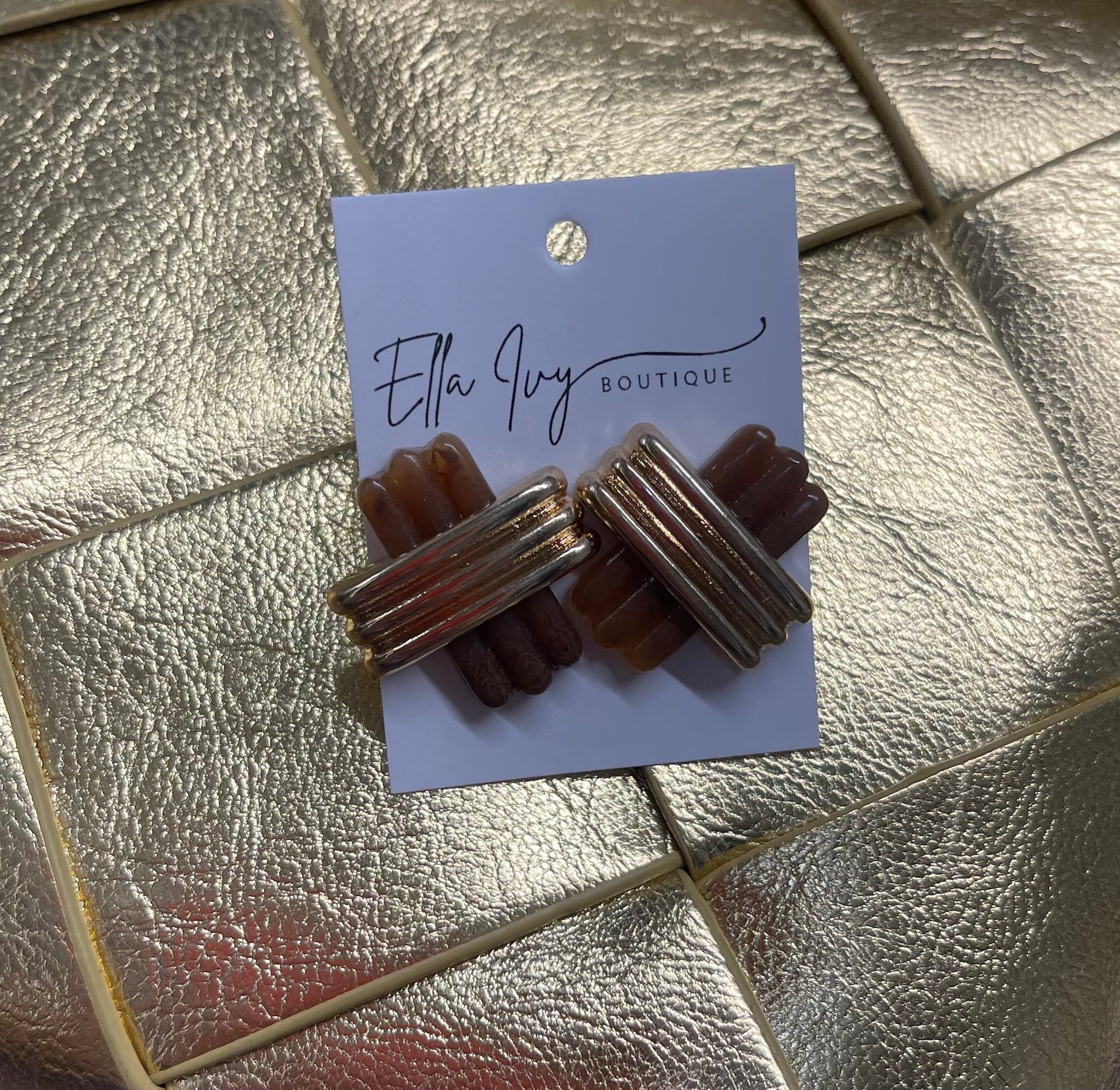 stone x textured crisscross earrings