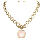 pendant statement in gold