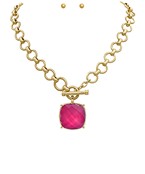 pendant statement in gold