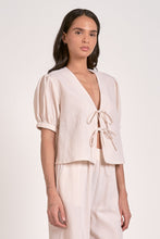 Load image into Gallery viewer, elan fly away top in tan seersucker
